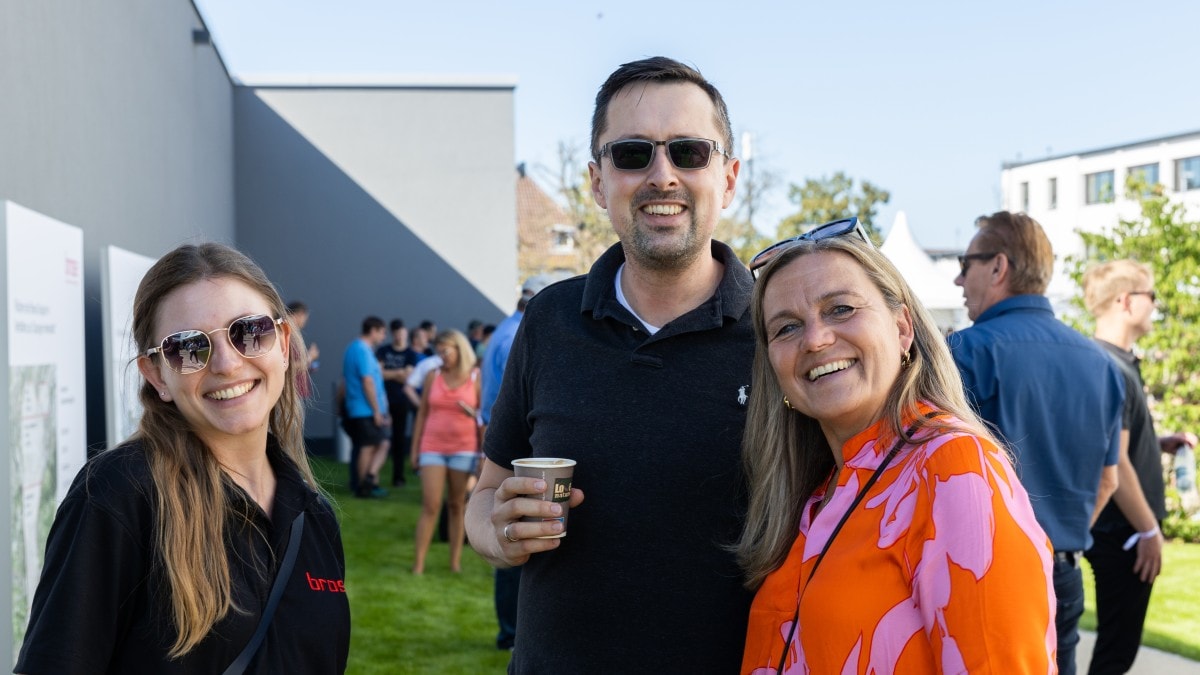  Mariana Farias with Bernd Schell from HR and Kerstin Langhoyer from ZUK (from left to right) at the opening of the Max Brose site at the Coburg plant. 