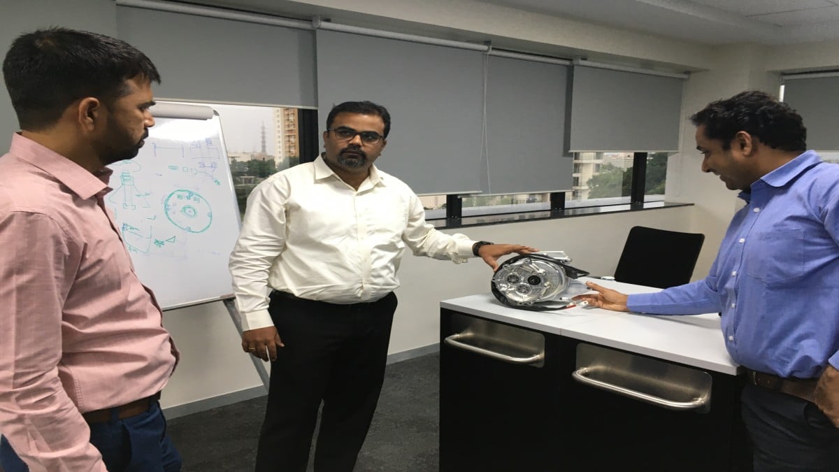  Poovannan Seeni (Mitte) ist Leiter Antriebe bei Brose Indien. Gemeinsam mit einem deutsch-indischen Projektteam entwickelt er Antriebe für E-Roller. 