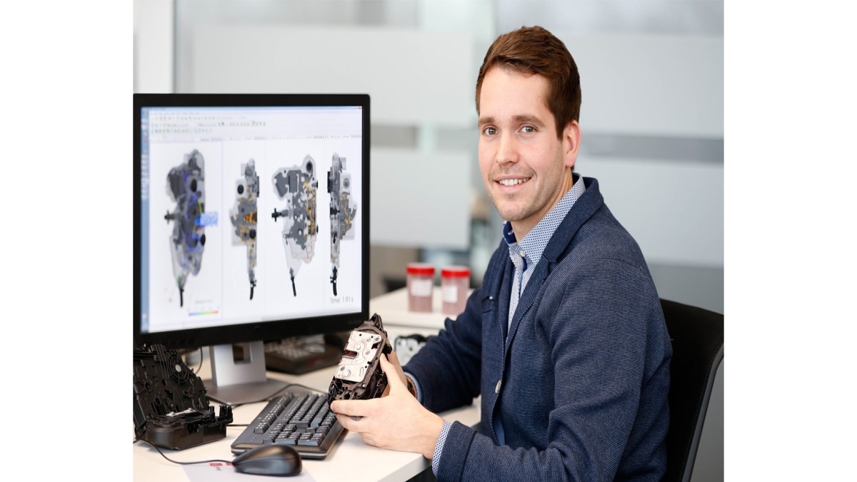  Effizientere Vorhersagen am Computer: Martin Tupy aus der Brose Vorentwicklung zeigt die Möglichkeiten der neuen Simulationsmethode. 