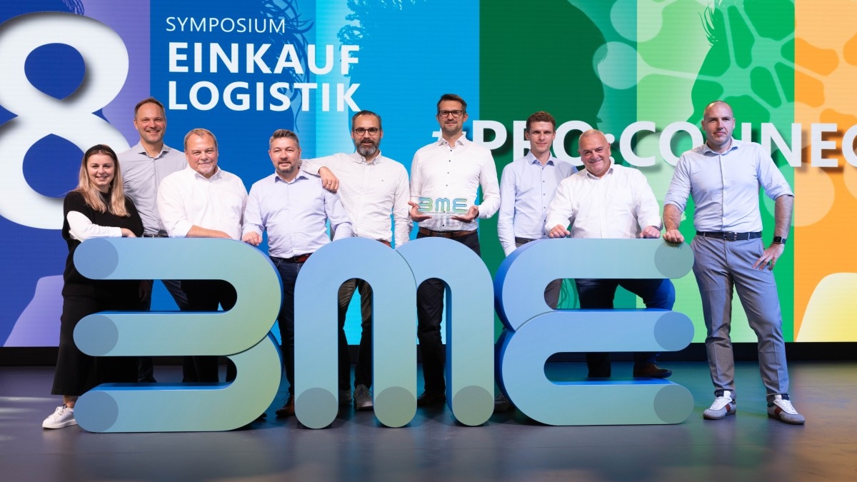  Ausgezeichnetes Kostenmanagement bei Brose: das erfolgreiche Projektteam um Michael Flieger (mit Award) und Sven-Uwe Erber (rechts). Bild: Tanja Marotzke/Peter-Paul Weiler, BME e.V. 