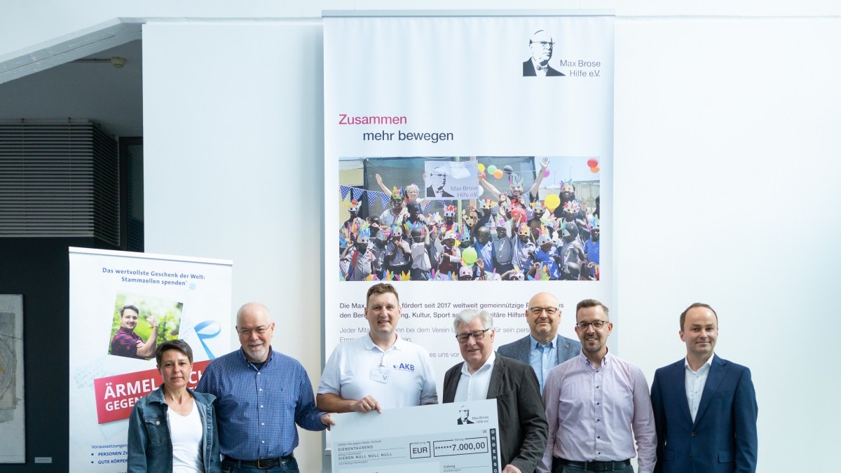  7.000 Euro für den Kampf gegen Leukämie. Von links: Wera Wolniczak (Brose Mitarbeiterin), Stefan Steiner (Brose Betriebsrat), Marko Hammer (Stiftung Aktion Knochenmarkspende Bayern), Manfred Seemann (Geschäftsführer Max Brose Hilfe), Bernd Kaufer (Werkleiter Brose Coburg), Marco Truckenbrodt (Brose Betriebsrat) und Matthias Irmer (Leiter Personal Brose Coburg). 