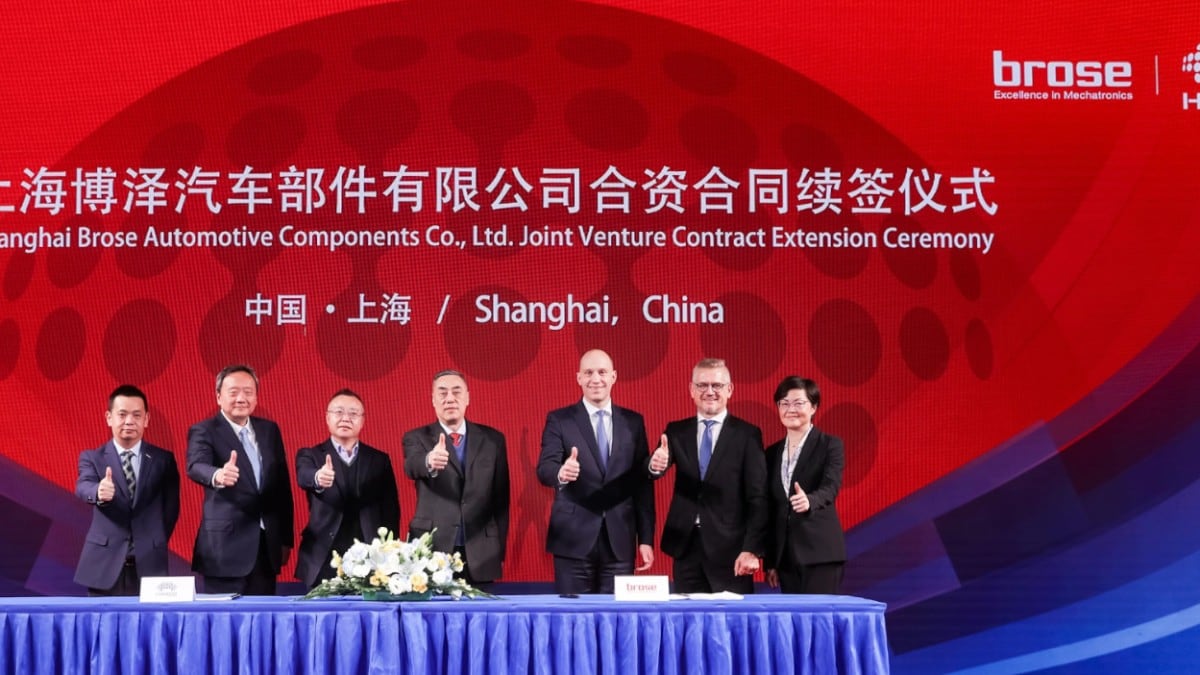  Brose und HASCO beschlossen am 11. Dezember 2023 eine noch engere Zusammenarbeit in dem Gemeinschaftsunternehmen Shanghai Brose Automotive Components Co. Ltd., im Bild von links: Shao Gang, stellvertretender Parteisekretär und Bürgermeister der Stadt Anting; Ma Zhengang, stellvertretender Geschäftsführer HASCO; Xiang Ping, Parteisekretär und Direktor der Wirtschaftskommission des Bezirks Jiading; Wang Jun, Direktor und Geschäftsführer HASCO; Dr. Philipp Schramm, Vorsitzender der Geschäftsführung und Kaufmännische Leitung Brose; Christof Vollkommer, Geschäftsführer Exterieur Brose und Jie Xiang, Präsidentin Brose China. 