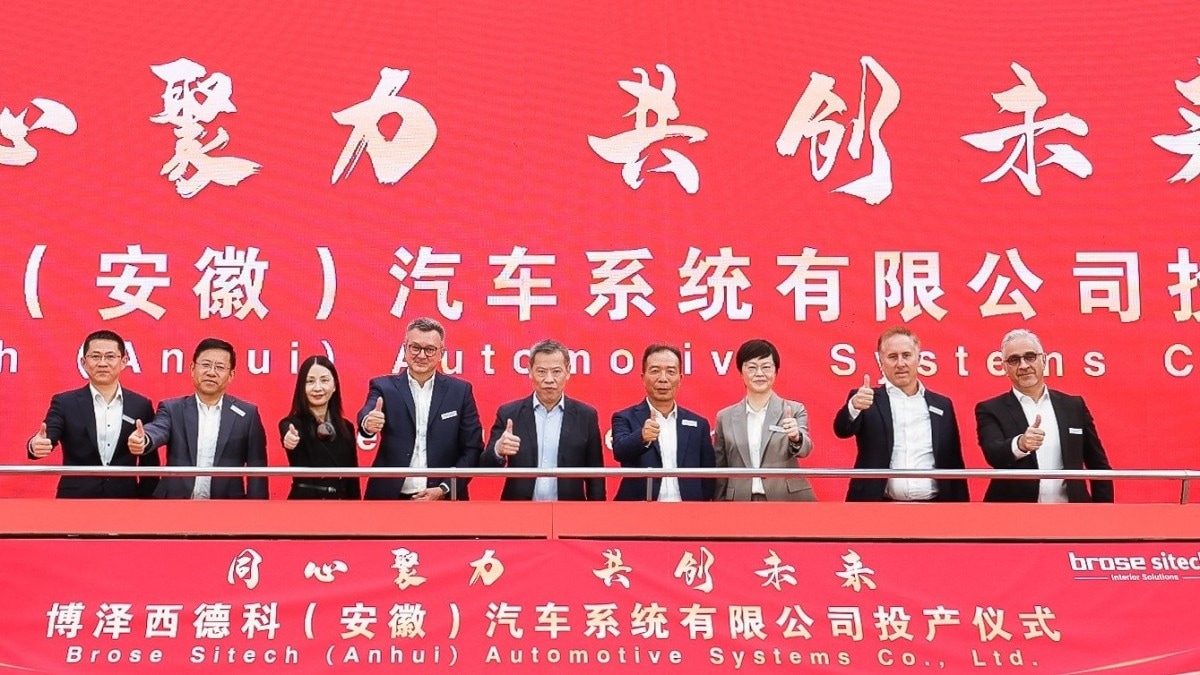  Thomas Spangler, Vorstandsvorsitzender der Brose Sitech Gruppe, und sein Führungsteam nahmen das Werk Anhui gemeinsam mit Gästen aus Wirtschaft und Politik offiziell in Betrieb, darunter Changsheng Sun, Einkaufsleiter Volkswagen Anhui (2.v.l) und Yuanwang Qin, Direktor des Verwaltungsausschusses der Wirtschaftsentwicklungszone Hefei & Sekretär des Parteikomitees für Arbeit (Bild Mitte), sowie Jenny Xiang, Präsidentin Brose China (3.v.r.), und Ray Mirzaei, Leiter Produktion Brose Asien (r.). 