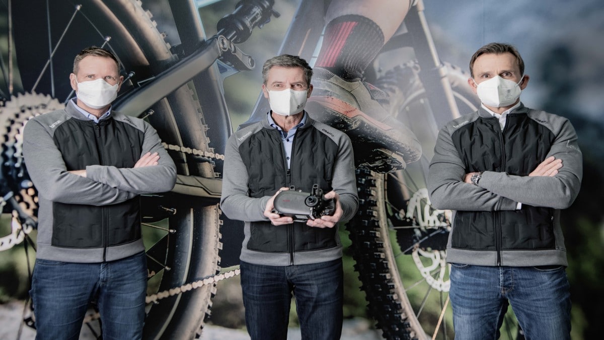  Ulrich Schrickel, Thomas Leicht und Raymond Mutz (v.l.n.r.) präsentieren den millionsten Brose Antrieb 