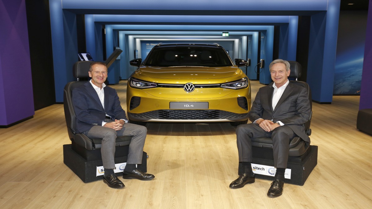  Probesitzen auf SITECH-Produkten: Dr. Herbert Diess (links) und Michael Stoschek in der Autostadt Wolfsburg. (Bild: Volkswagen) 