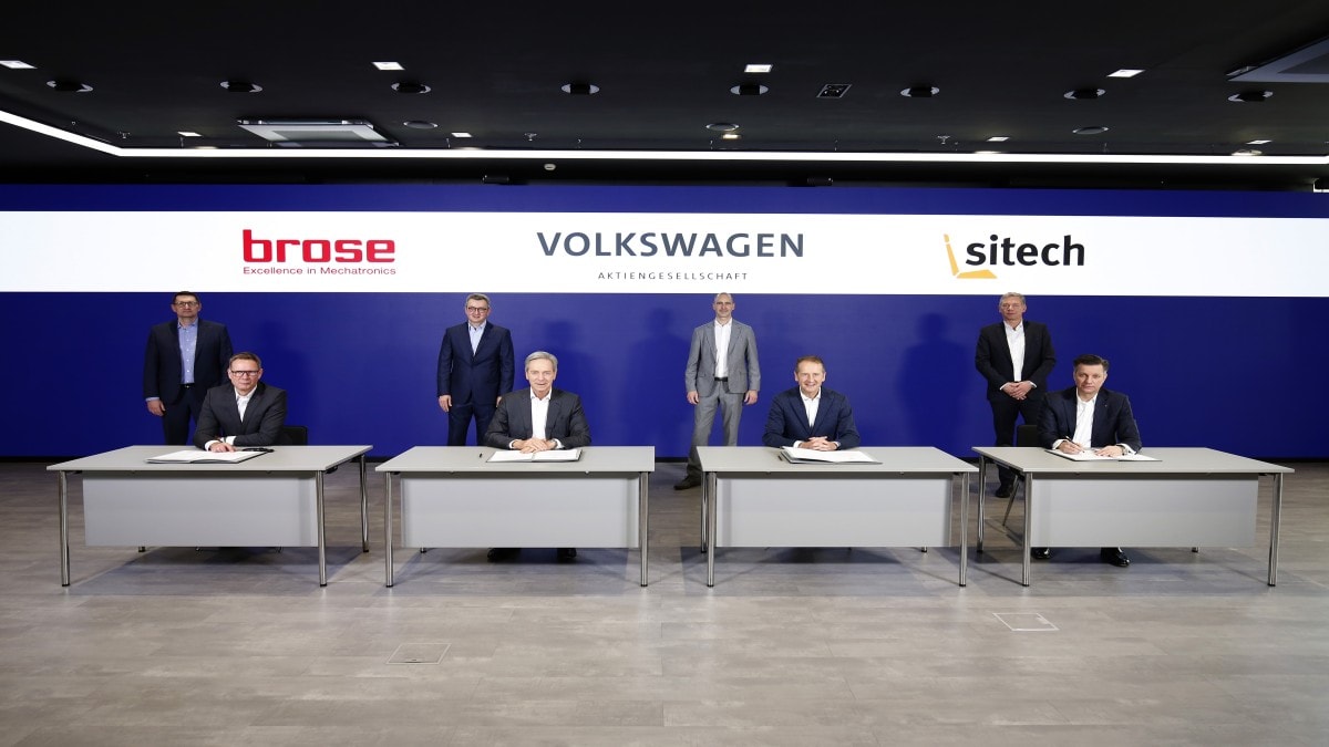  Am Stammsitz von Volkswagen in Wolfsburg wurde heute der Vertrag zur Etablierung eines Gemeinschaftsunternehmens für Fahrzeugsitze und Innenraumkonzepte unterzeichnet. (Bild: Volkswagen) Sitzend, von links: Ulrich Schrickel (Vorsitzender der Geschäftsführung der Brose Gruppe), Michael Stoschek (Vorsitzender der Gesellschafterversammlung der Brose Gruppe), Dr. Herbert Diess (Vorstandsvorsitzender der Volkswagen AG) und Thomas Schmall (Mitglied des Vorstands der Volkswagen AG, Technik, CEO der Volkswagen Group Components). Stehend, von links: Tomasz Lewandowski (Vorstandsvorsitzender SITECH Sp. z o.o.), Thomas Spangler (Geschäftsführer Produktion der Brose Gruppe), Ingo Fleischer (Sprecher der Geschäftsführung der SITECH Sitztechnik GmbH) und Andreas Jagl (Geschäftsführer Interieur der Brose Gruppe). 