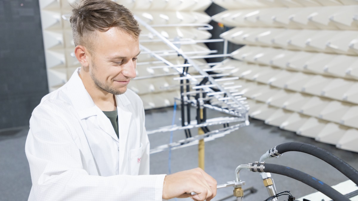  In einem eigenen Testzentrum in Würzburg werden Brose Produkte auf elektromagnetische Verträglichkeit geprüft. Die Kapazitäten dafür hat der Zulieferer jetzt verdoppelt. 