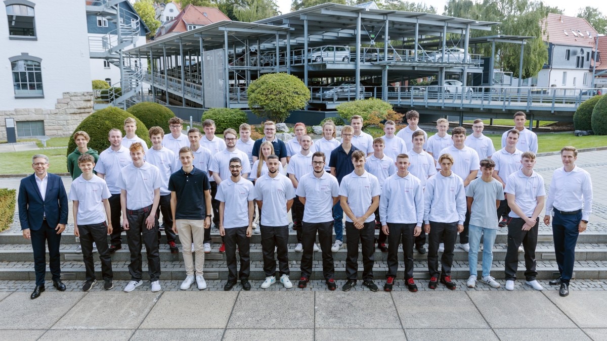  Geschäftsführer Organisation und Personal Olaf Gelhausen und Ausbildungsleiter Michael Stammberger begrüßten am 1. September in Coburg die neuen Auszubildenden in Deutschland. 