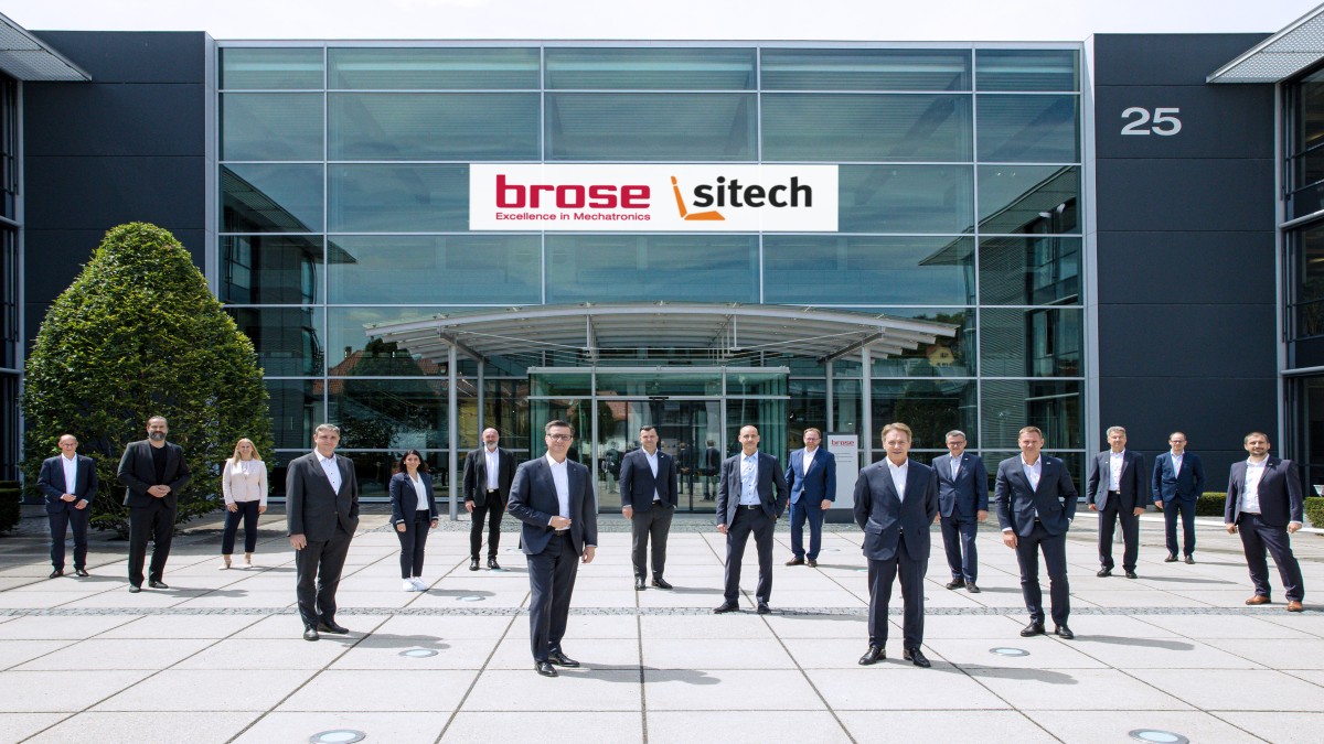  At the Brose headquarters in Coburg, a memorandum of understanding for a planned joint venture was signed today. Representatives of Brose, Volkswagen AG and SITECH and their works councils met for this purpose. Among them: Thomas Schmall, Chairman of the Volkswagen Group Components Brand Board of Management (seventh from left), Daniela Cavallo, Vice Chairwoman of the Group Works Council at Volkswagen AG (fifth from left), Michael Stoschek, Chairman of the Brose Group (sixth from right) and Ulrich Schrickel, CEO of the Brose Group (fourth from right). 