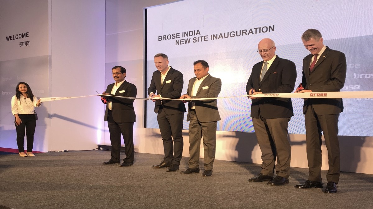  Bhalchandra Kulkarni (Brose Plant Manager Pune), Ulrich Schrickel (CEO Brose Group), Vasanth Kamath (President Brose India), Dr. Jürgen Morhard (Consul General of The Federal Republic of Germany, Mumbai) and Bernhard Steinrücke (Director General Indo-German Chamber of Commerce) joined the ribbon-cutting ceremony for the new Brose location in Pune. 