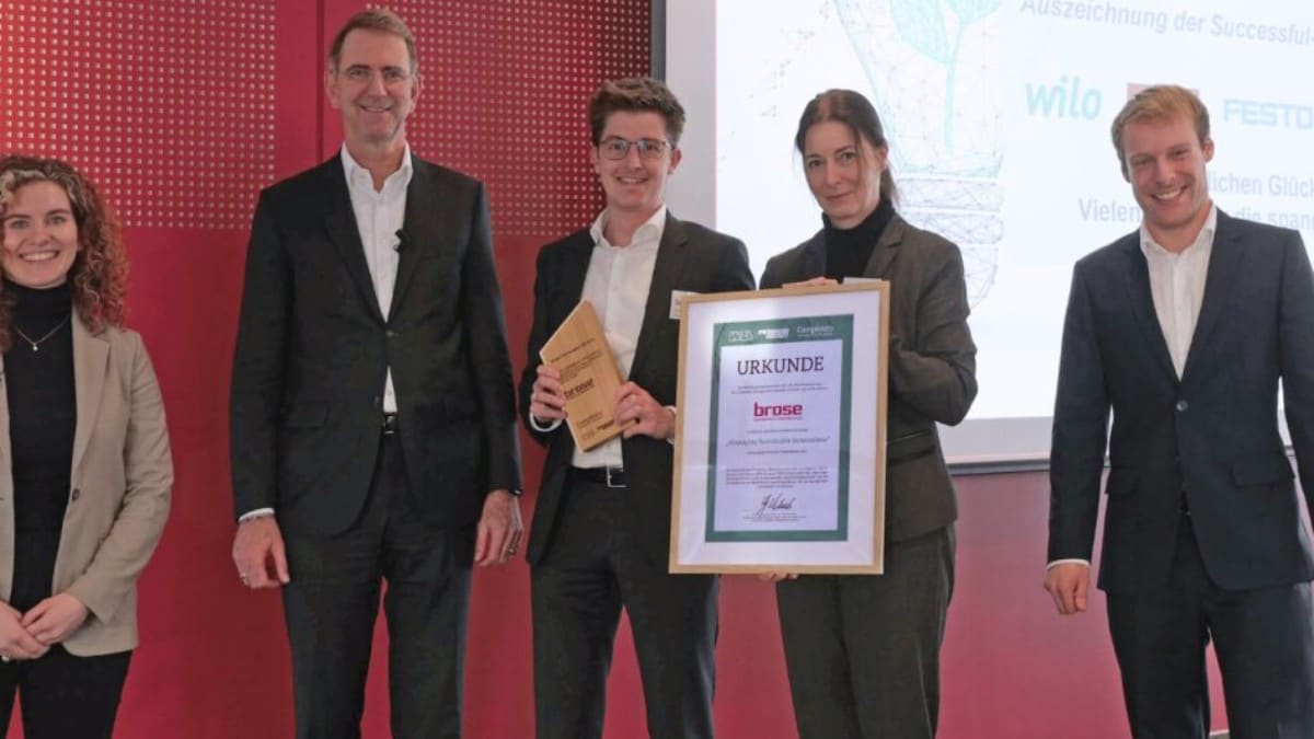  Brose was recognized as a successful company in the management of sustainable innovations. From left: Christina Ruschitzka, Project Manager Complexity Management Academy, Prof. Dr. Günther Schuh, Chair of Production Systems at RWTH Aachen, Dr. Alexander Löhner, Chief Corporate Responsibility Officer Brose, Dr. Christina Hack, Director Technology and Innovation Brose and Sven Schümmelfeder, member of the Complexity Management Academy project team. 