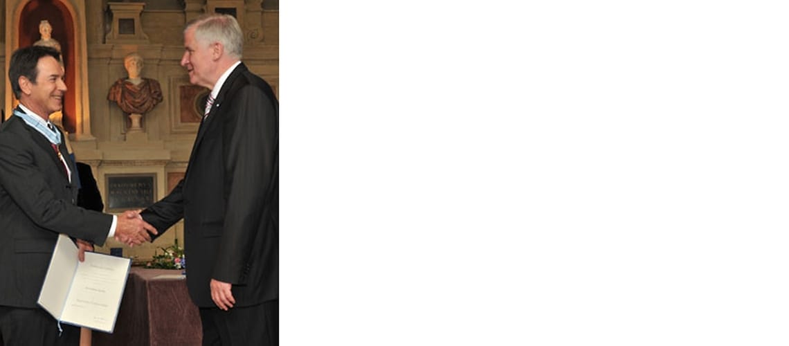 Michael Stoschek, Chairman of the Brose Group (left), receives the Bavarian Order of Merit from Horst Seehofer, Bavarian State Premier