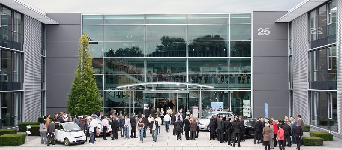 Some 1.000 interested Brose employees learned about trends of the future at Daimler with the product show exhibits. Around 700 employees participated in the test-drives with series and future models.