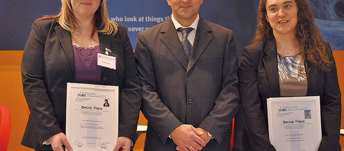 Dr Peter Weidinger, Director Material Laboratory at the Brose Group, presented the Brose Prize to two female researchers Cindy Löser (Chemnitz University of Technology, left) and Dr Natalie Rudolph (University of Erlangen-Nürnberg).