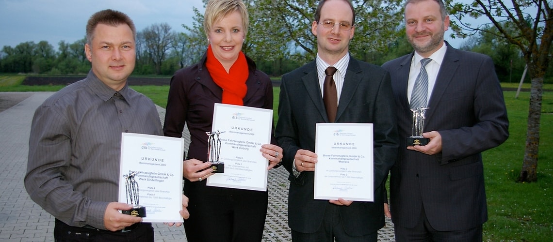 On behalf of the Meerane plant employees, General Manager Jörg Graichen (right), Dirk Schmidsberge (left), coordinator of the Corporate Improvement Suggestion Scheme, and Plant Manager Rico Weigelt accepted the award at this year's annual dib