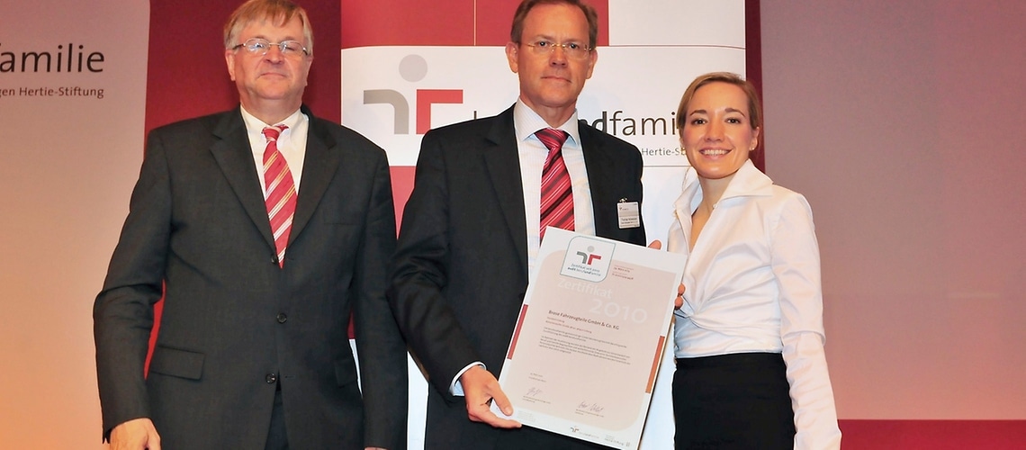 Brose Executive Vice-President Thomas Nösekabel (Central Administration, centre) with Kristina Schröder, Minister for Family Affairs, and Peter Hintze, Parliamentary State Secretary in the Federal Ministry of Economics and Technology.