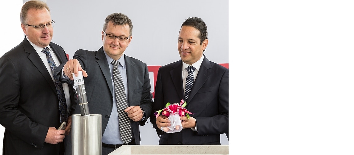 Die Zeitkapsel für den Grundstein des neuen Brose Werks im mexikanischen Querétaro füllten Gouverneur Francisco Domínguez Servién, Thomas Spangler, Geschäftsführer Technik Brose Gruppe, und Michael Brosseau, Präsident Brose Nordamerika.