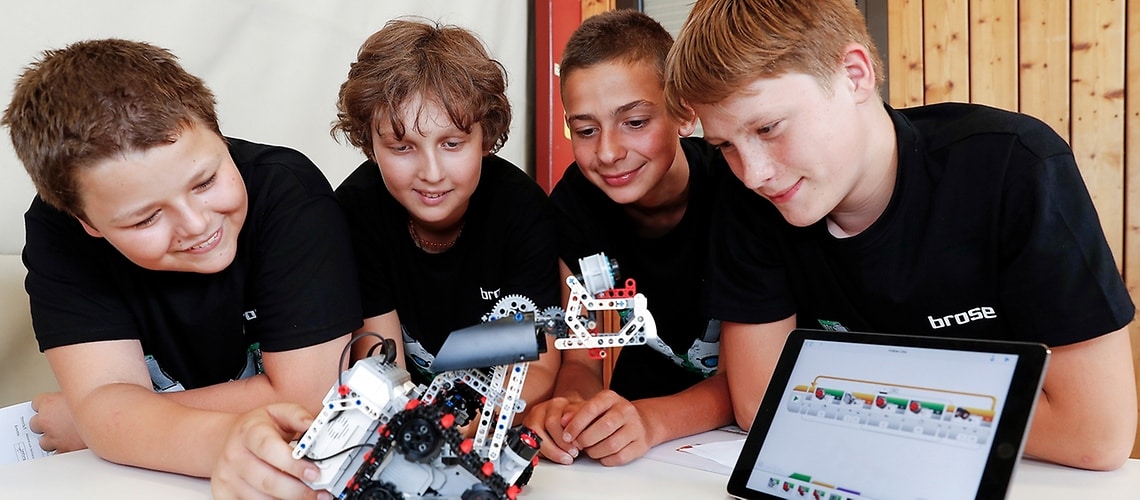 Four Students learn a variety of things during the Brose Bamberg meets Technik event days – like how robots “see, hear and feel” using sensors.