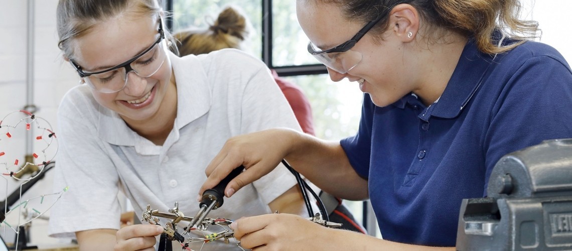 Die 13-jährige Carolina (rechts) lötet beim Mädchen für Technik-Camp bei Brose eine LED-Blume.
