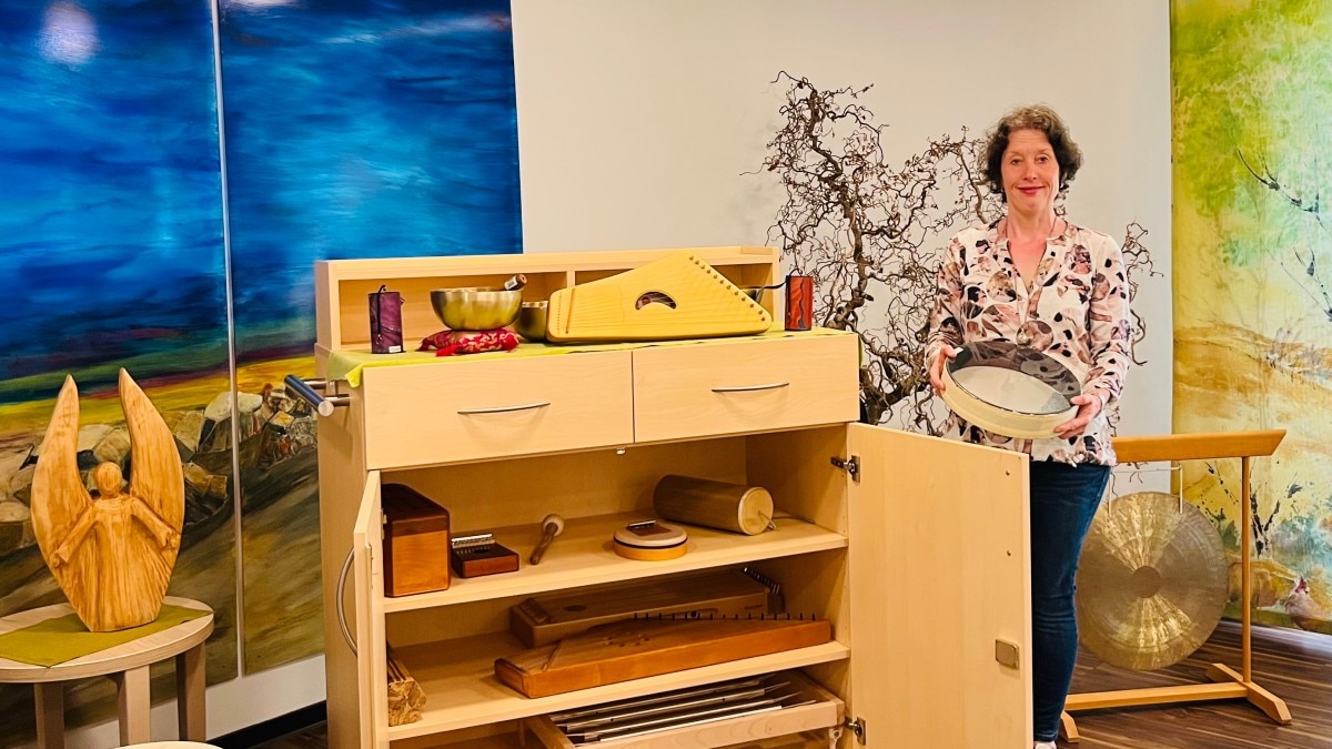  Gudrun Jensch, music therapist, visits the Caritas Hospice Lebensraum twice a week and plays music together with the guests. 